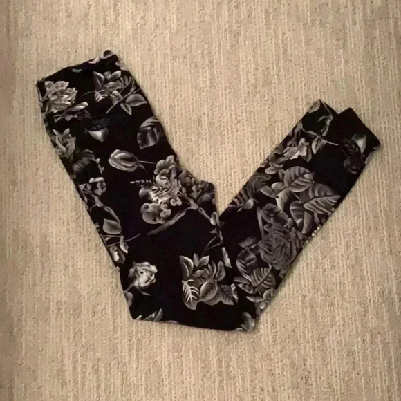 SMALL/MEDIUM BLACK AND WHITE FLORAL LEGGINGS - Picture 1 of 4